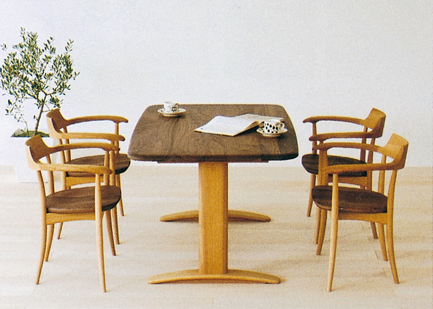 関西家具総本店。美しい造形と木の持つ個性 「飛騨の家具」をテーブルオーダー