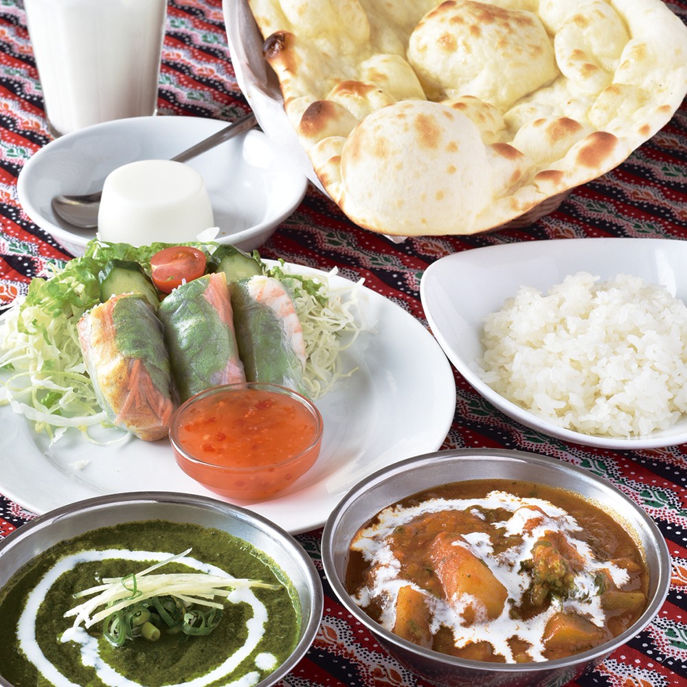 梅雨時の食欲のないときでも、カレーなら食べられる。肉、野菜のうまみとスパイシーな香りがハーモニーを奏で始めたら、もうタマラナイ！一気にスプーンでかきこんで…。yomiっこも大好きな奈良のカレー7店舗をご紹介。