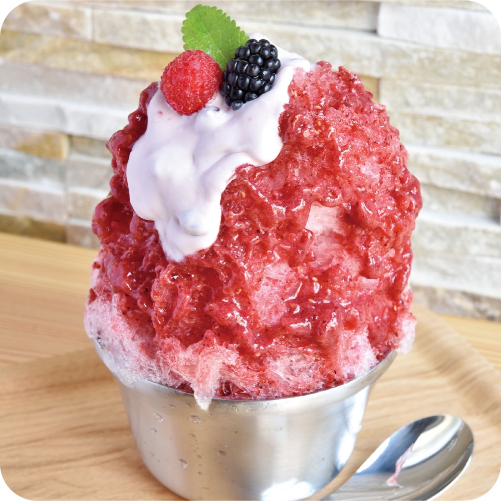 お庭shaveice miracolo、古都華と2種のベリーの濃厚ソースは 甘味と酸味のバランス◎