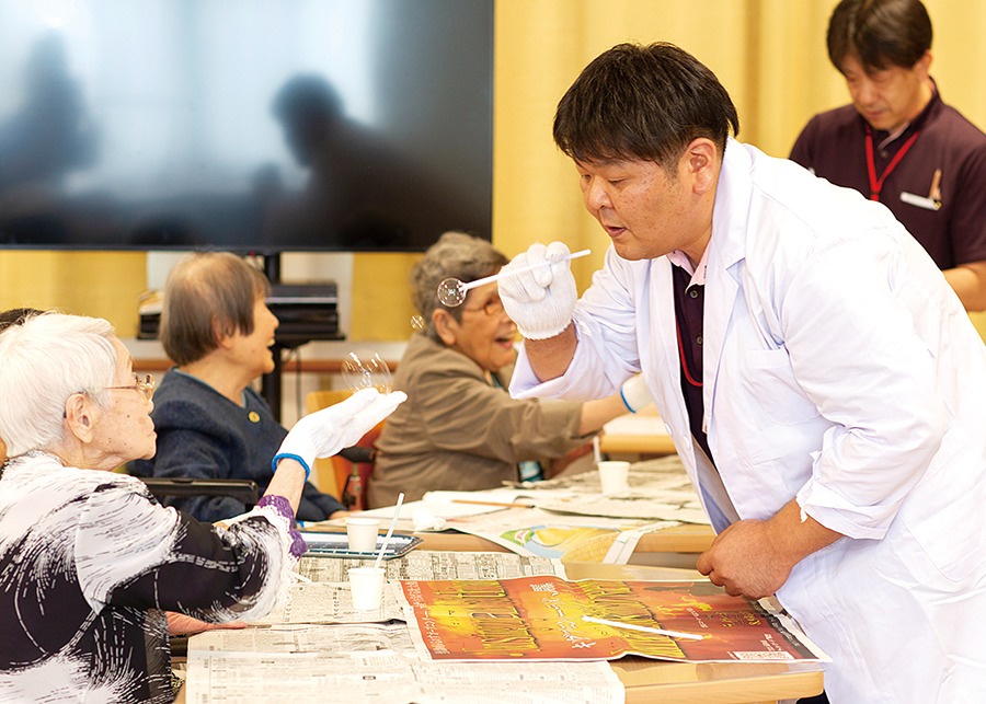医療法人康仁会 西の京病院直営、サービス付き高齢者向け住宅、メビウスまほろばデイサービスセンター （まほろば学園）。授業スタイルのレクリエーションが人気！ 楽しみながら脳活、コミュニケーション