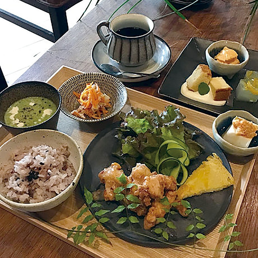 生駒市カフェ・雑貨、Kinachick no Mori キナチックノモリ宝山寺近くの森の中にあるカフェ。築約100年の古民家を改装した店に入ると、人形作家である店主の作品や雑貨・古道具がお出迎え。眺望抜群の癒やし空間でランチやコーヒーを存分に楽しもう。