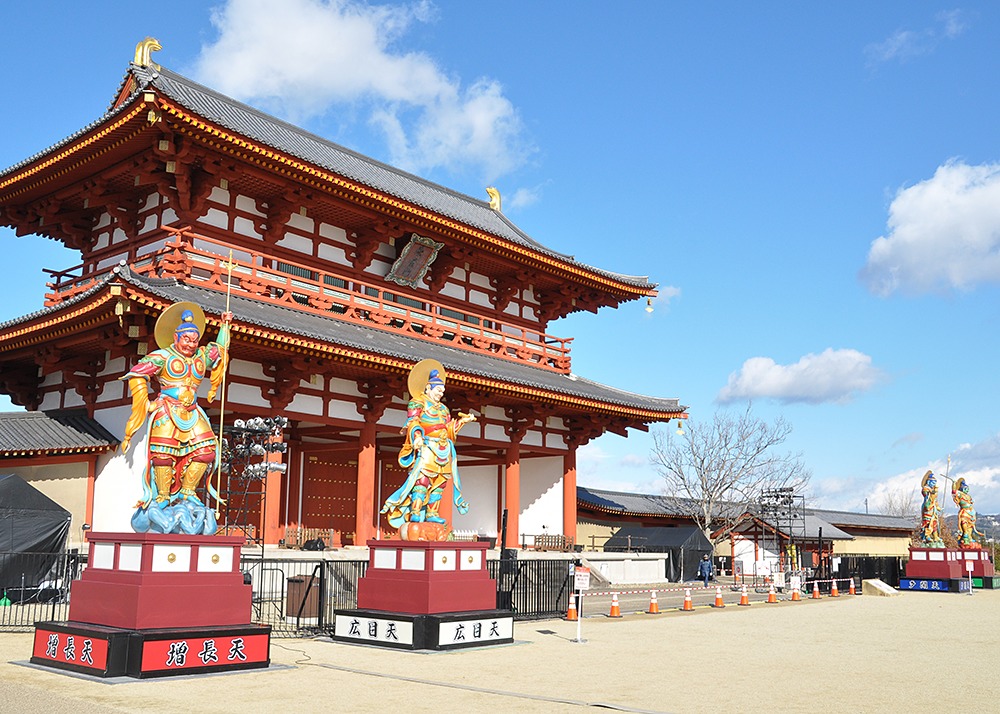 奈良県の冬季誘客イベントとして2016年に始まった大立山まつりが愛称を「奈良ちとせ祝ぐ寿ぐまつり」として今年も平城宮跡で開催！ 会場には無病息災を祈願する高さ約7㍍の大立山（四天王）が設置され、県内39市町村の絶品あったかグルメや特産品が集結。また、県内各地に伝わる伝統芸能やお坊さん講話、称徳天皇の時代を想定した「礼服」「礼冠」の再現など奈良の暮らしや歴史、伝統を感じることのできるイベントが盛りだくさん♪ 25日には古都奈良に早春を告げる伝統行事「若草山焼き」を遠景で眺めることができ（18時15分頃～）、26日には「世界遺産を走ろう！ 平城宮跡リレーマラソンin大立山まつり」も同時開催。朝堂院周辺の1周約2㌖を２～15人チームでリレーする。広大な史跡を家族や同僚、友達と一緒に駆け巡ろう。参加特典には大立山まつりで使用できる割引券も。応募方法や詳細はHPでチェックを。（リレーマラソン申し込み：https://sportsone.jp/srt/stocks/srt20200126_132248.html）