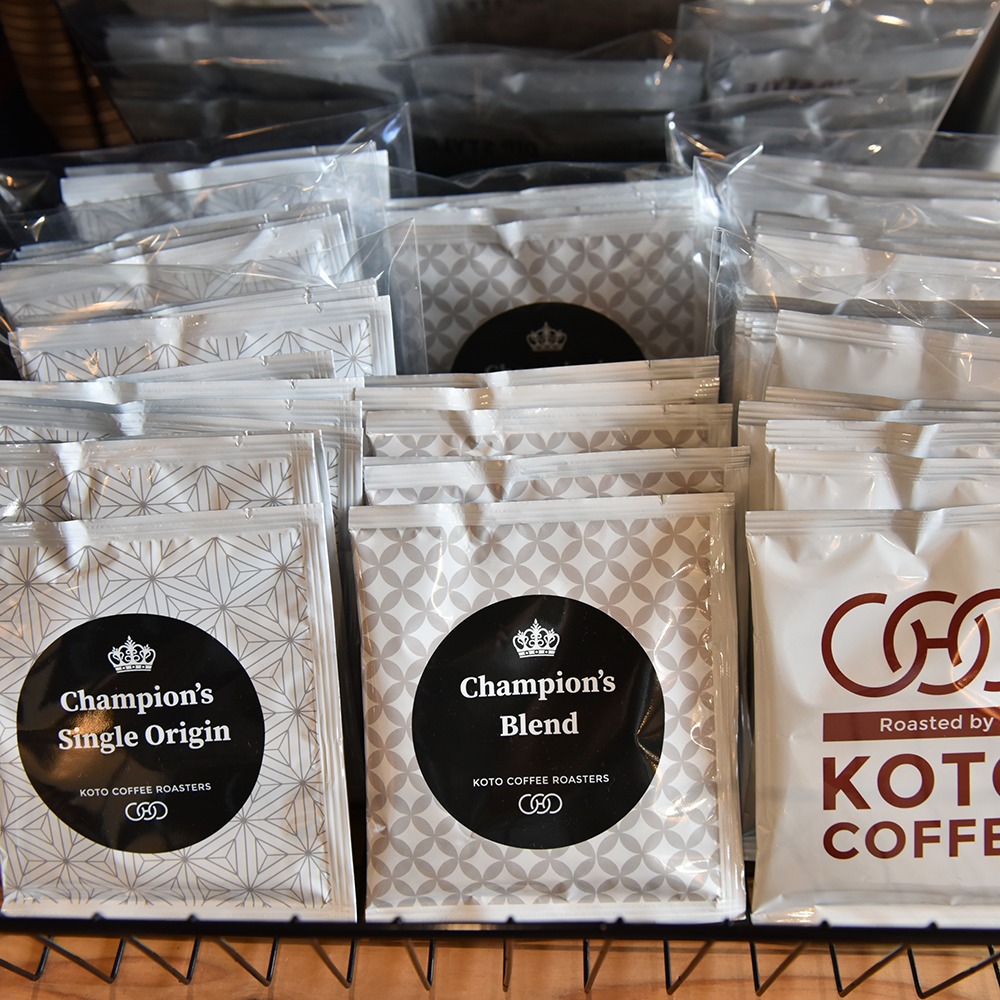 橿原市、KOTO COFFEE ROASTERS、コト コーヒー ロースターズ、　JCRC※1 2019で日本一に輝いたロースタリー。浅煎りから中深煎りのシングル5種、ブレンド1種は高品質なスペシャルティコーヒーの味と香りを楽しめる。器具を選ばす、手軽に豆のうま味を抽出できる“浸漬式”のディップスタイルコーヒーもオススメ。