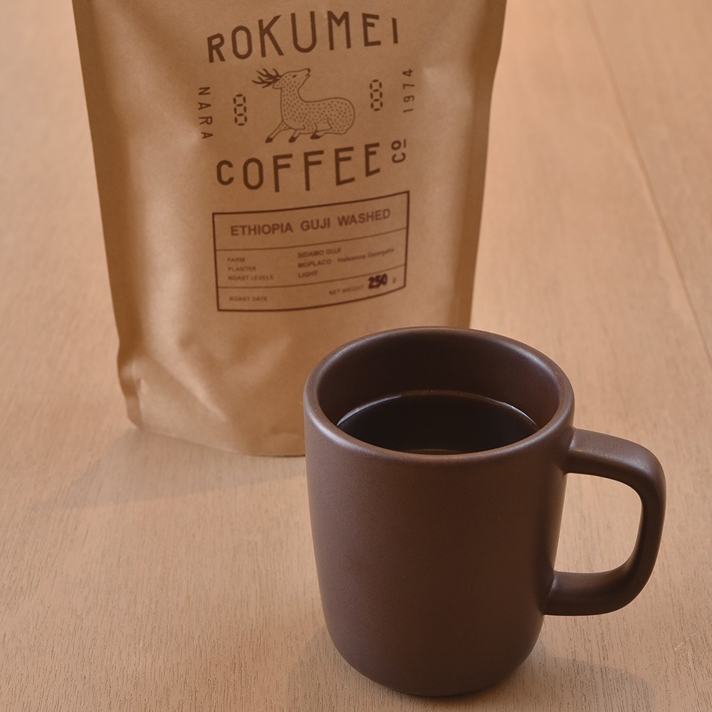 奈良市、富雄、ROKUMEI COFFEE CO. TOMIO ROASTERY、ロクメイコーヒー 富雄ロースタリー、yomiっこおすすめ掲載店。店主はJCRC2018で優勝を果たした焙煎士。クリーンかつ素材の甘みと個性を引き出した、浅煎りから中煎りを提案する。今年COE#1に輝いた希少な豆の取り扱いもあり。朝や夜などシーンに合わせた5種のブレンドも人気だ。ギフトや お土産にも◎