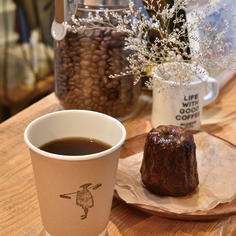 奈良市、TABI Coffee Roaster、yomiっこ珈琲特集。レトロな市場の中で異彩を放つコーヒースタンド。焙煎暦13年の店主が世界屈指の豆を全てハンドピック、小量焙煎の中煎り～深煎りで、新鮮かつ幅広い年齢層の好みに応える。奥様手焼きのカヌレやビスコッティと共に、仕事や“旅”の一服に。タビコーヒー ロースター。奈良市椿井町5　 椿井市場内