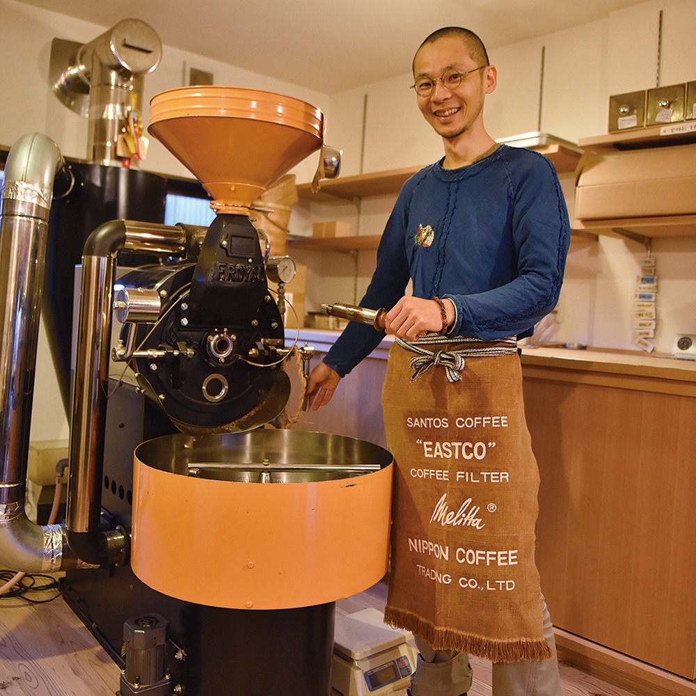 橿原市、珈琲の富田屋、yomiっこおすすめ掲載店。橿原市今井町にある豆販売店。コーヒーの香りを大切に、酸味や苦味の強過ぎないマイルドさが特徴だ。農薬・化学肥料を使わない豆を中心に常時約12銘柄を揃え、毎月1種は新しい豆に替える。「いろんな珈琲豆で、驚きと発見を」と店主。