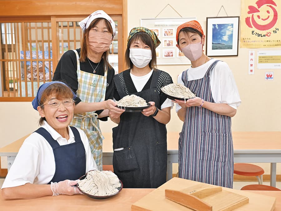 仲良し3人組でそば打ち初挑戦！