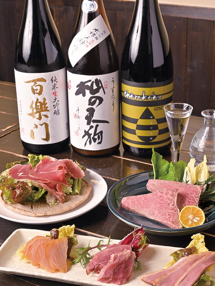 手前から『自家製スモーク（カジキ・鹿・合鴨）』、『黒毛和牛のヒウチ』、ソバ粉のパンケーキピザ風 生ハムのせ