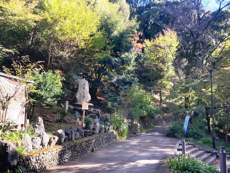 大吉山の登り口にある