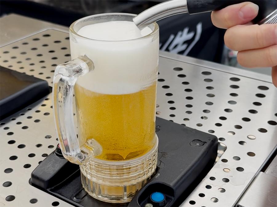 薄暮に映えるトルネイドビール