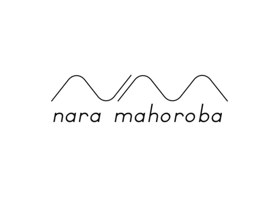 白地に、曲線とテキスト「nara mahoroba」が描かれたロゴ。