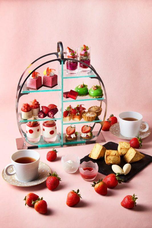 いちごのアフタヌーンティーの画像です。3段のケーキスタンドには、様々なデザートが並んでいます。いちご、スコーン、クリーム、紅茶も添えられています。