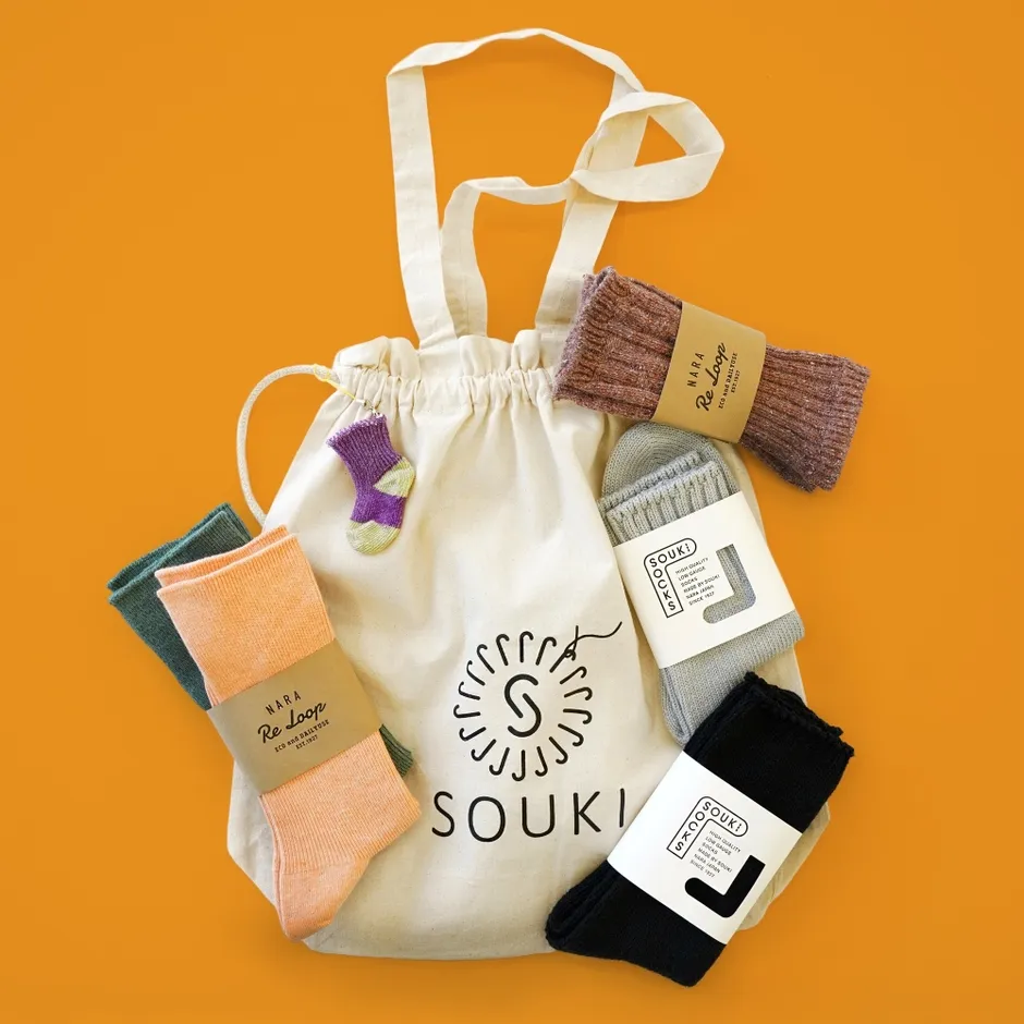 ソックスとトートバッグ、ロゴ