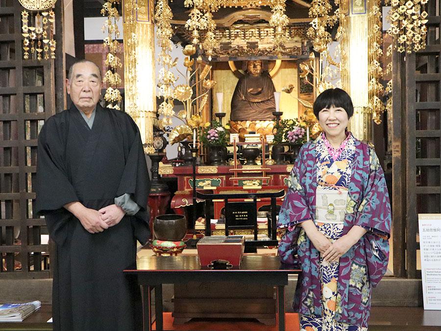 五劫院本堂にて住職の渡邊良憲さんと奈良市観光大使の田中ひろみさん