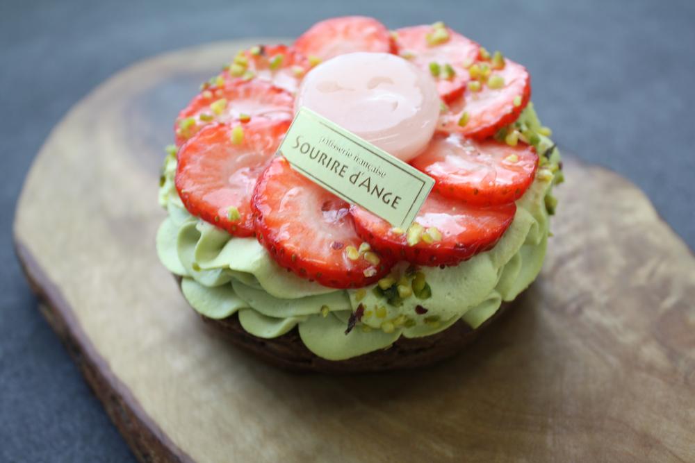 古都華のパリブレスト　864円／スーリールダンジュ平群店