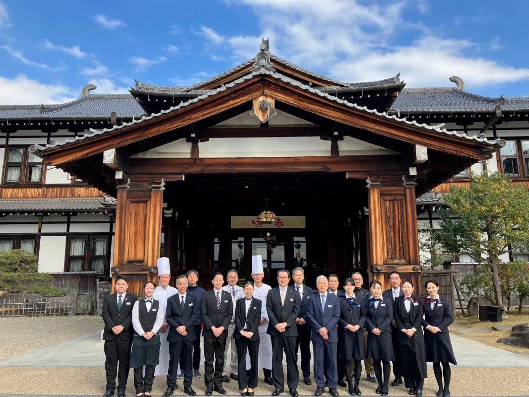 伝統的な建築物の前に、制服を着た人々が立っている写真