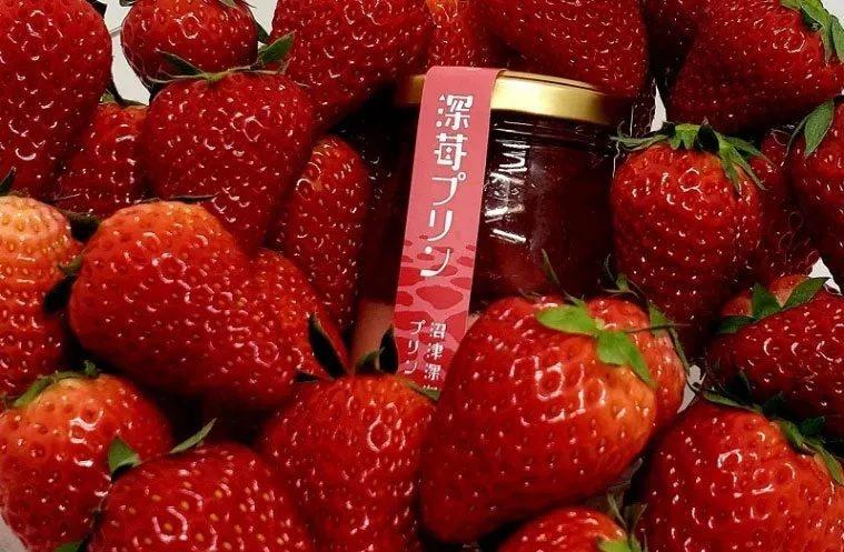 いちごの山の中に、瓶に入った深苺プリンが置かれている写真