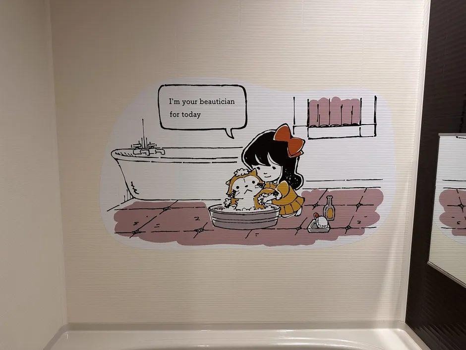 バスルームの壁に貼られたアート