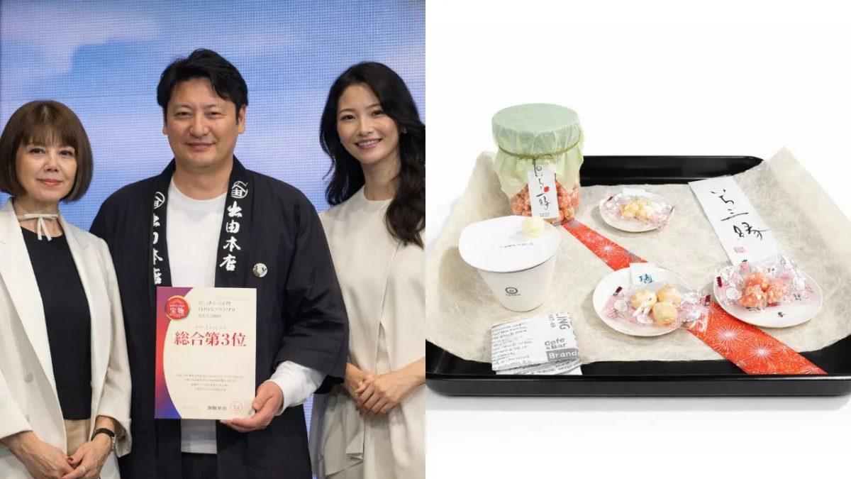 二人の女性と男性が表彰状を持っており、右側には食品が並んでいる写真。