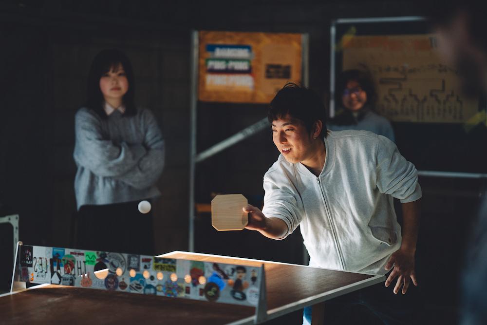 吉谷木工所（下市町）の吉谷さんは自社製品の三宝で奮戦