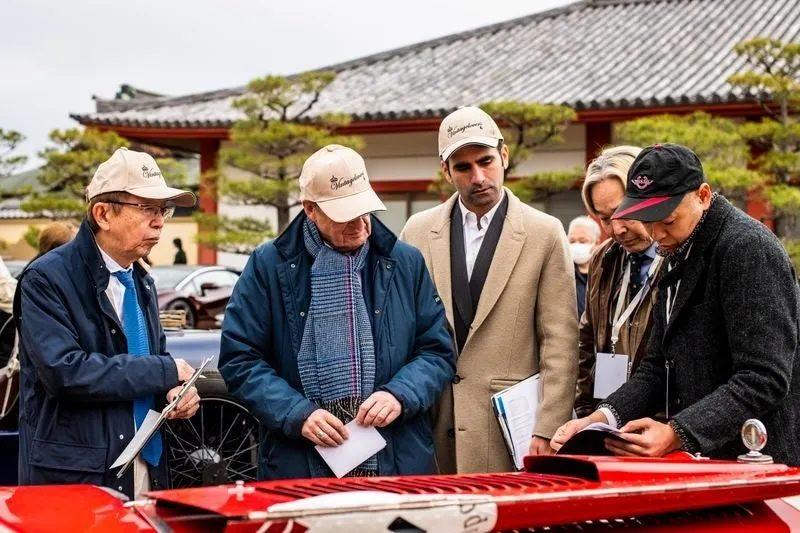 クラシックカーイベントで集まる人々
