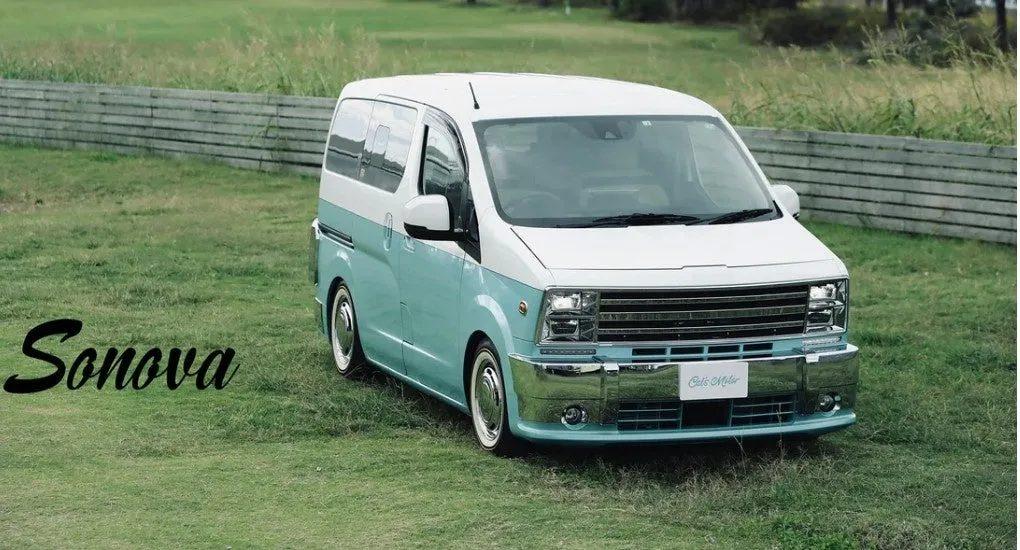 水色と白のツートンカラーの軽バンが芝生の上に停まっている写真です。「Sonova」の文字が左上にあり、車の正面には「Cute Motor」のロゴがあります。