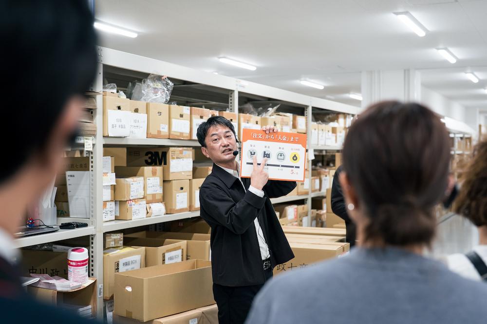 倉庫での内部ツアーの様子
